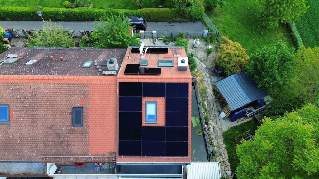 Photovoltaik Ziegeldach Einfamilienhaus Drohne