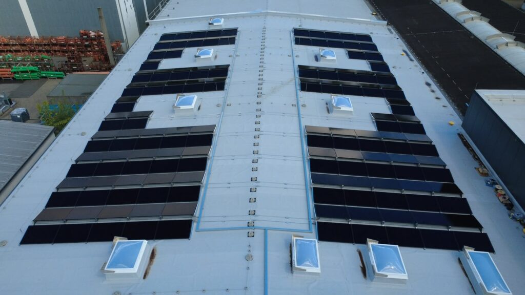 Photovoltaik Flachdach Gewerbehalle Aufständerung