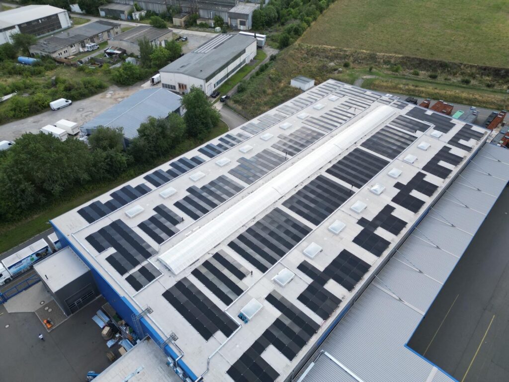 Photovoltaik Flachdach Gewerbehalle Drohne Übersicht