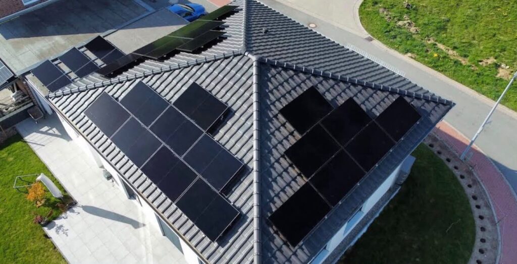 Photovoltaik Walmdach Einfamilienhaus Luftaufnahme