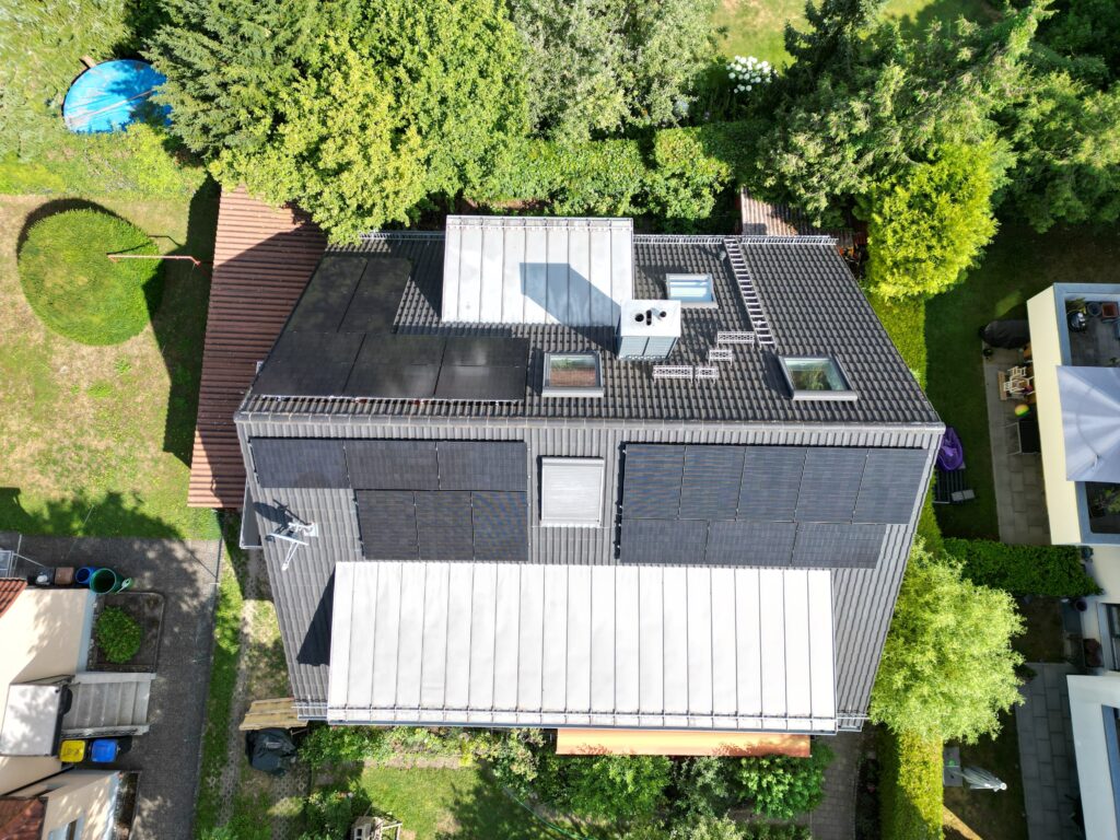Photovoltaik Ziegeldach Einfamilienhaus Drohne