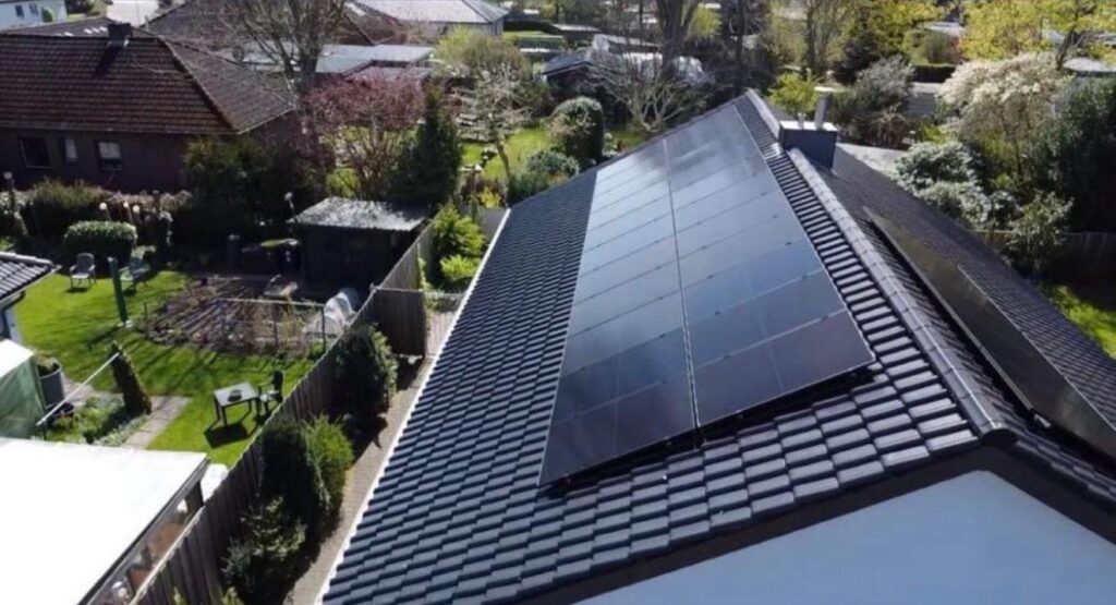 Photovoltaik Ziegeldach Einfamilienhaus Übersicht