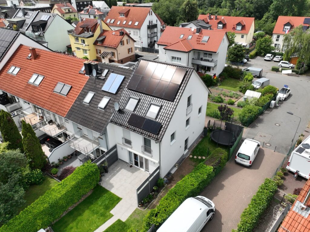 Photovoltaik Ziegeldach Reihenhaus Luftaufnahme