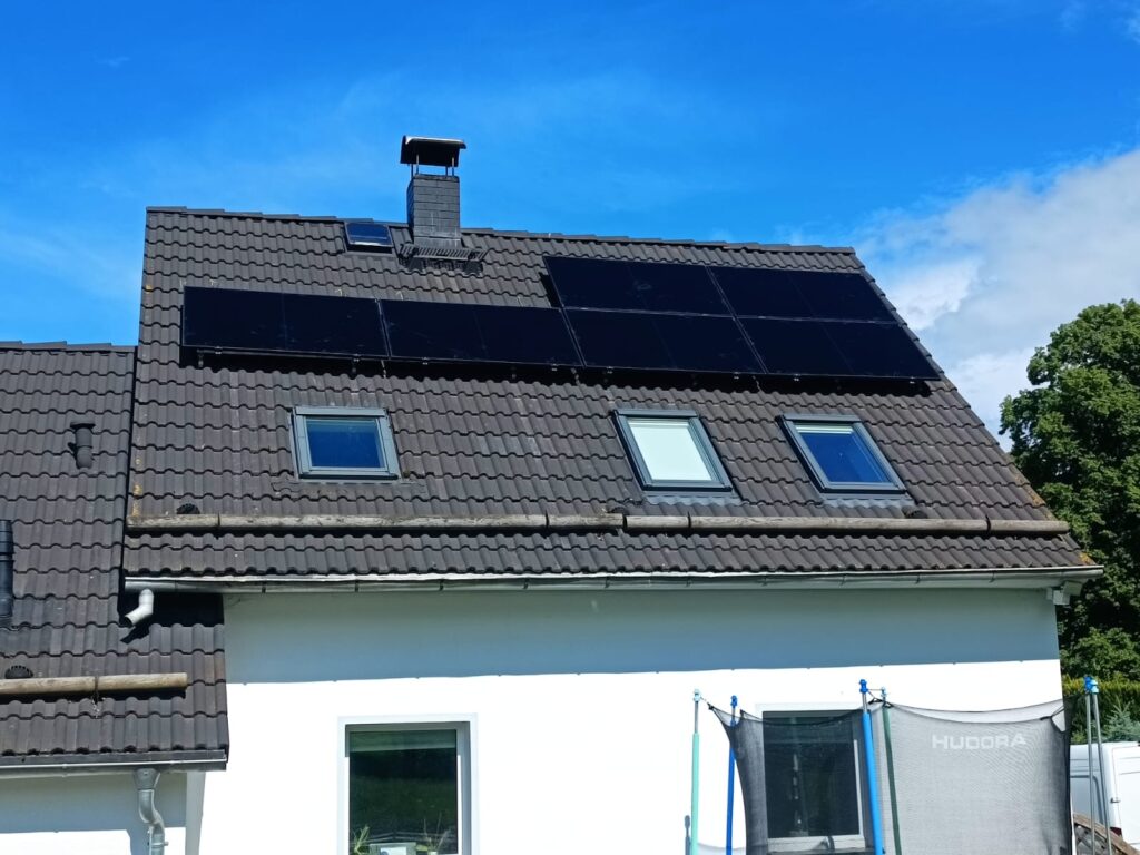 Solaranlage Satteldach Einfamilienhaus Schornstein