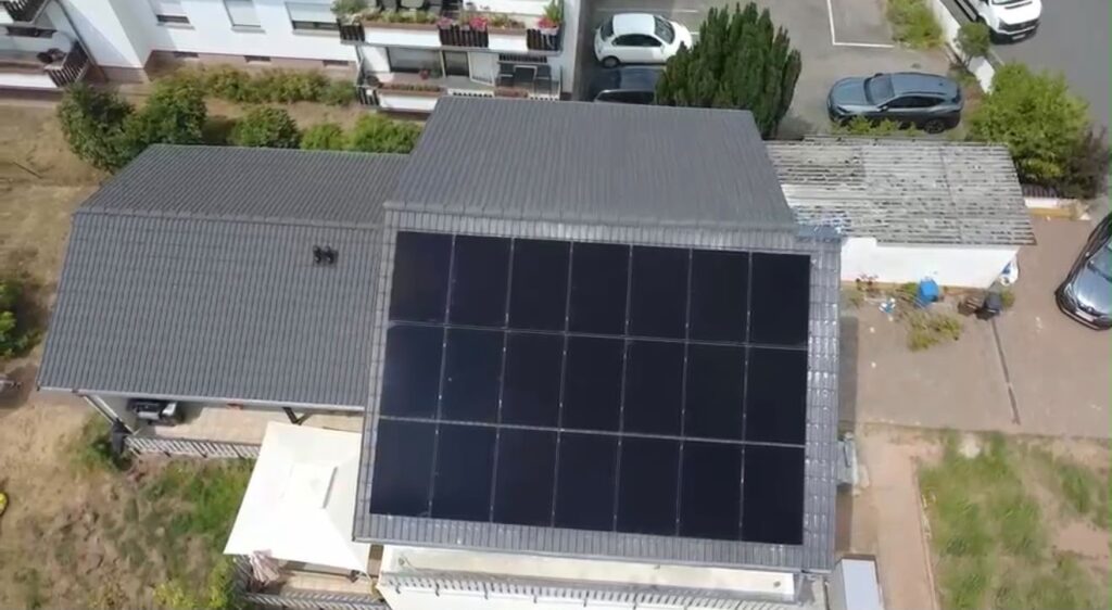 Solaranlage Ziegeldach Einfamilienhaus Drohne