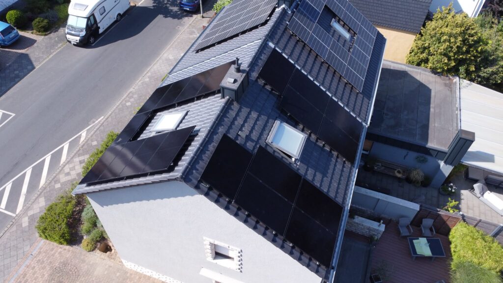 Solaranlage Ziegeldach Einfamilienhaus Luftaufnahme
