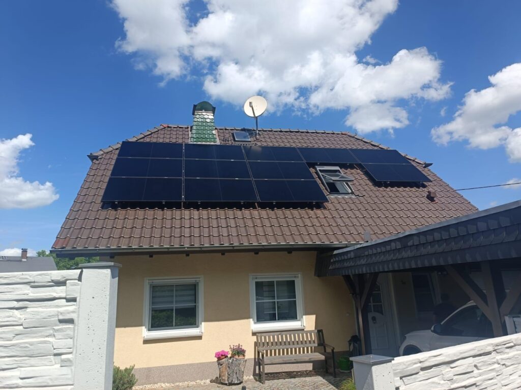 Solaranlage Ziegeldach Einfamilienhaus Übersicht