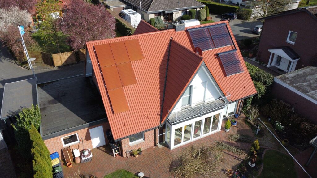 Solarthermie Ziegeldach Einfamilienhaus Luftaufnahme