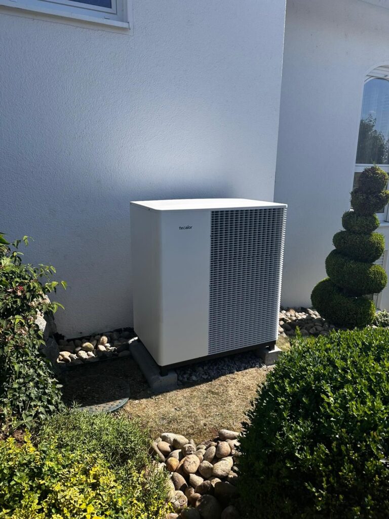 Wärmepumpe Außeneinheit Einfamilienhaus Garten