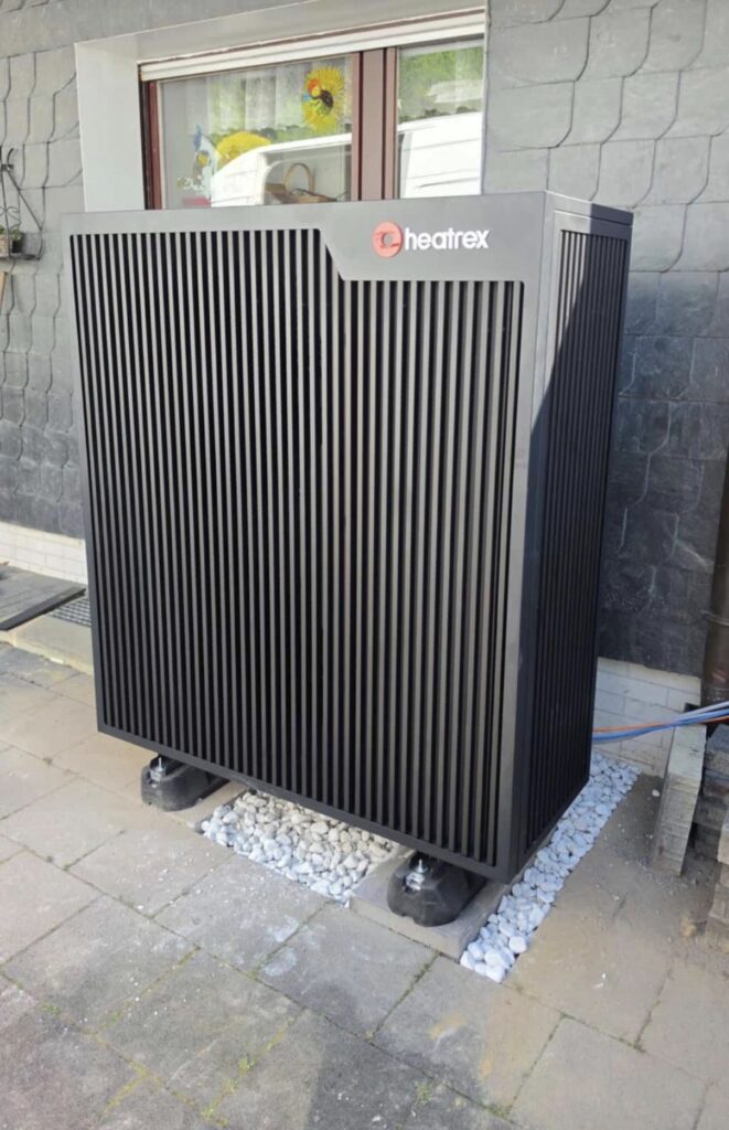 Wärmepumpe Heatrex Schwarz Außeneinheit Hauswand