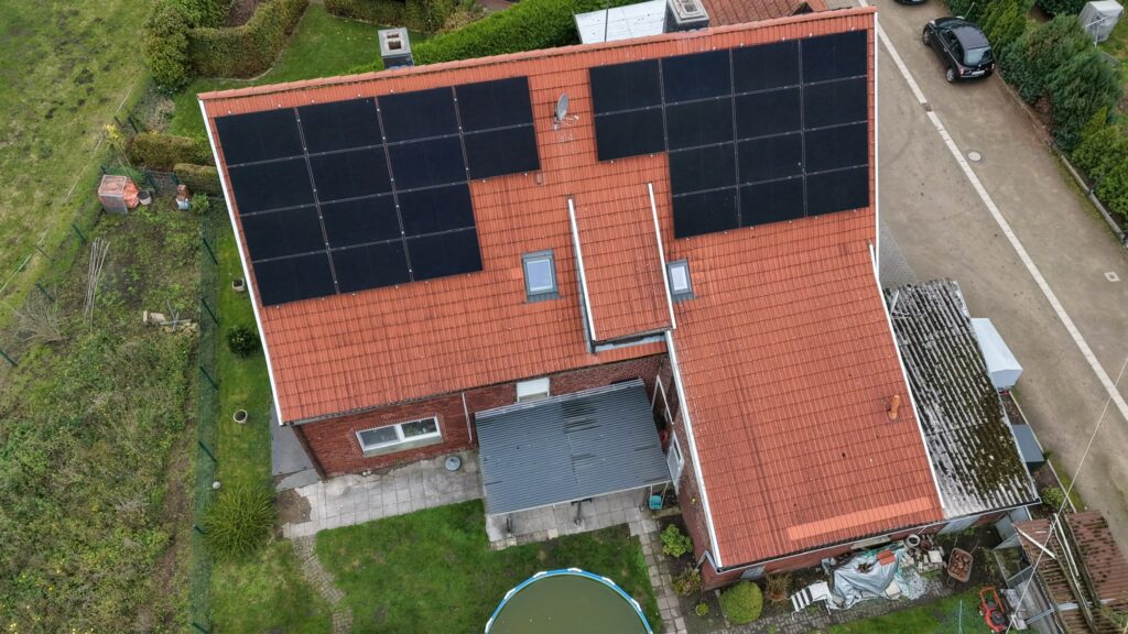 Solaranlage Ziegeldach Einfamilienhaus Drohne