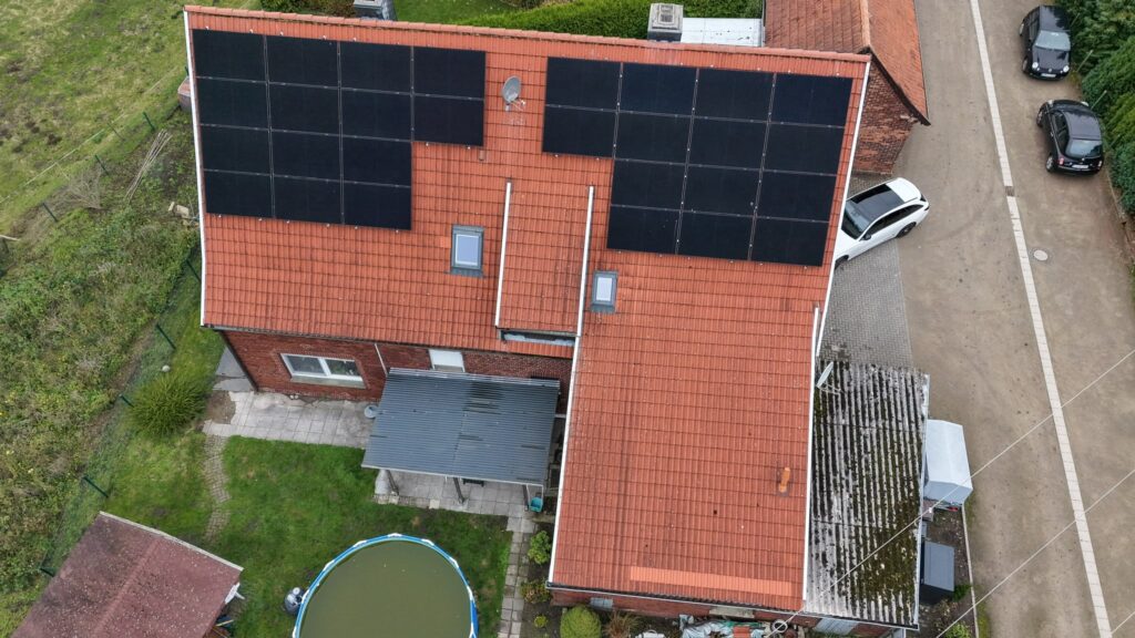 Solaranlage Ziegeldach Einfamilienhaus Drohne