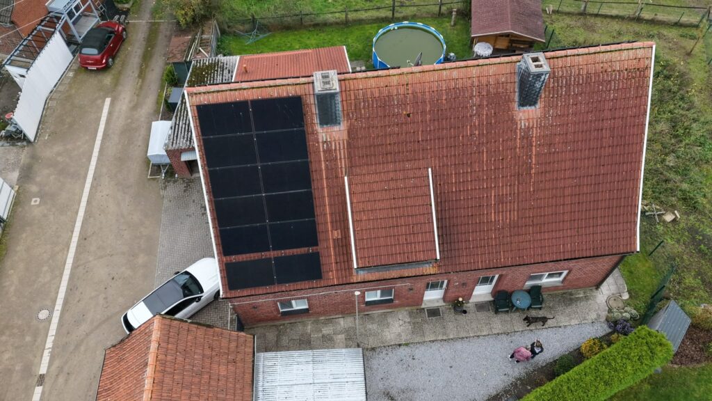 Solarthermie Ziegeldach Einfamilienhaus Luftaufnahme